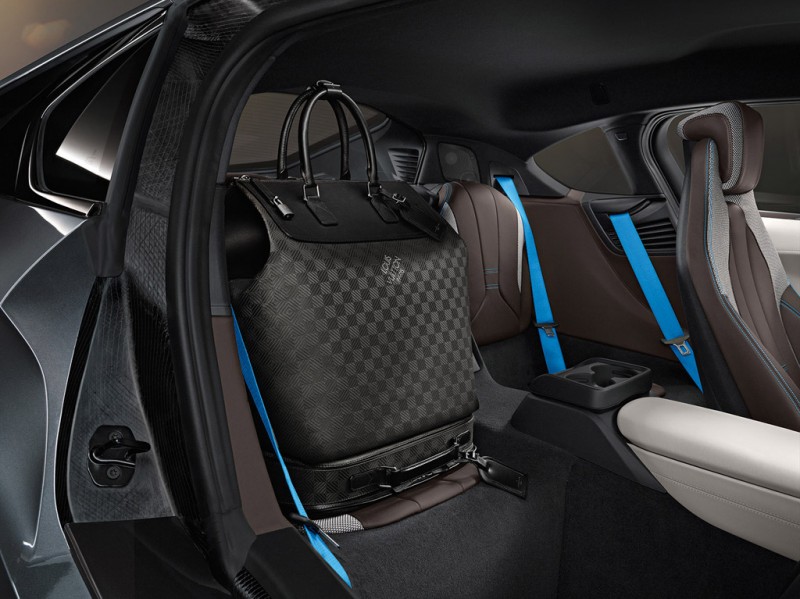 Business Case i8 matches the shape of the rear seats with the small Weekender PM i8 on it's surface